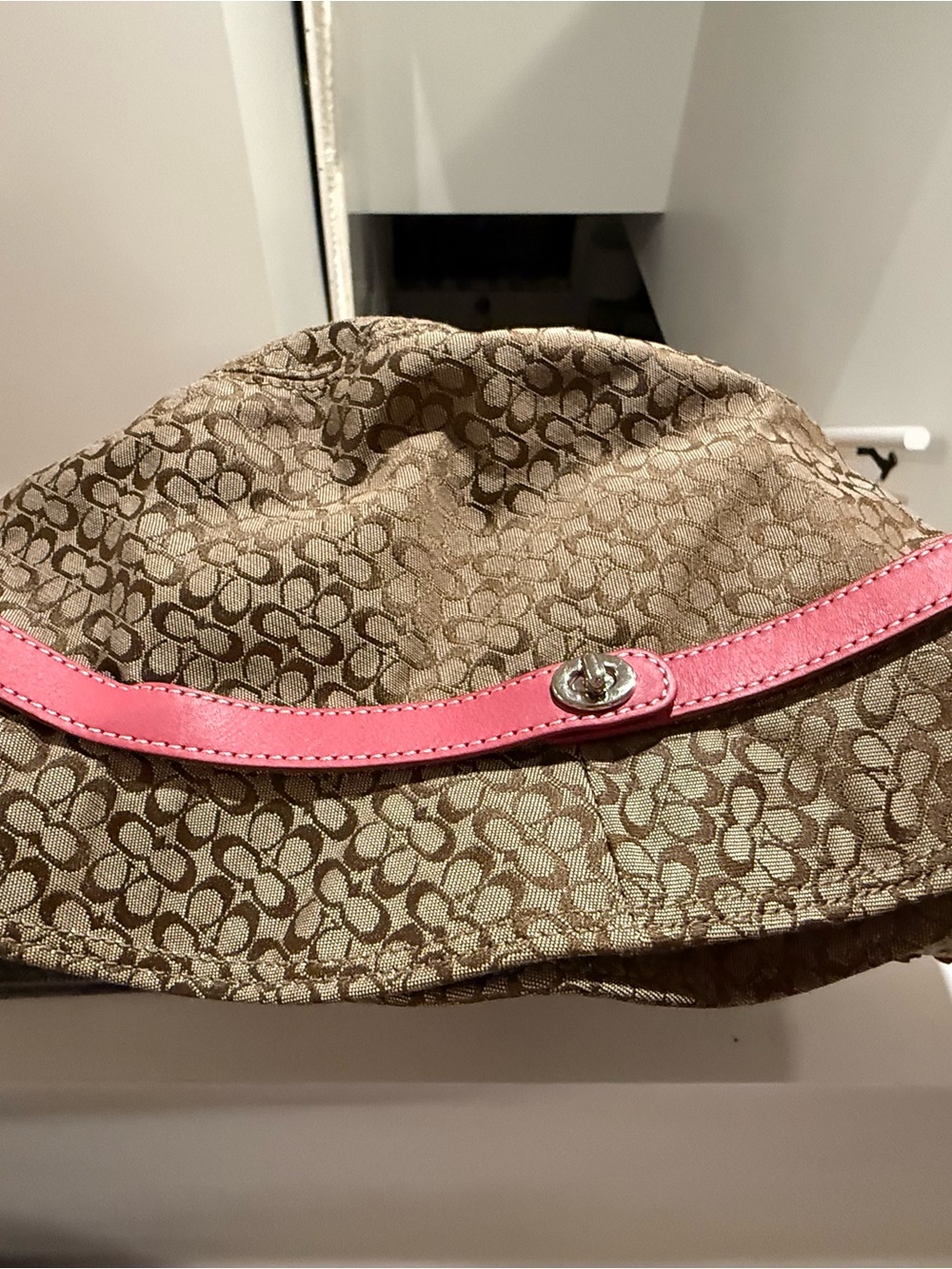 🆕 Coach Signature Bucket Hat in Brown with Pink leather Trim and turn lock